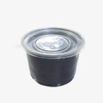 Pot rond en plastique noir fond gris avec couvercle