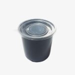 Pot rond en plastique noir fond gris avec couvercle